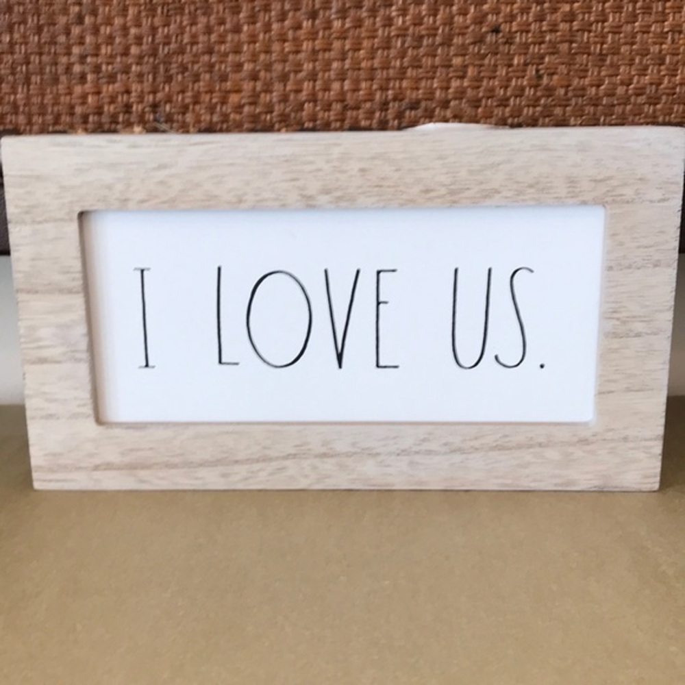 Rae Dunn, ‘I Love Us’ plaque. NWT